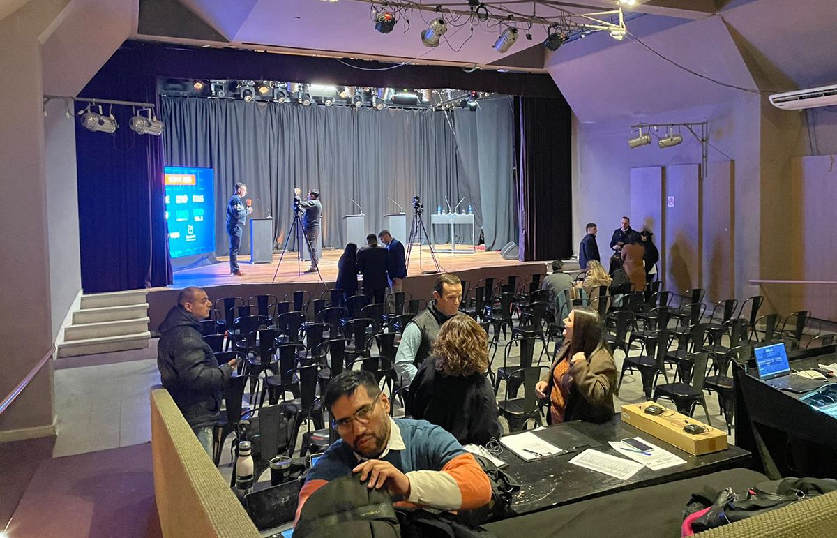 El debate entre los candidatos a concejales se realiza en la Sala Moreno.