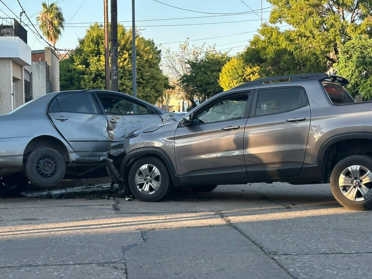 Así quedaron los vehículos tras el accidente en barrio Guadalupe.