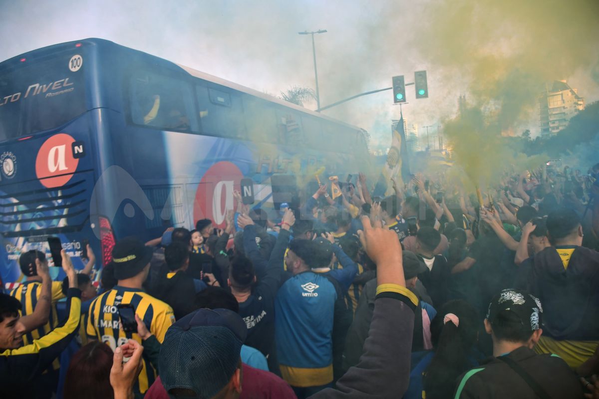 La llegada del micro de los jugadores de Rosario Central, previo a los disturbios entre hinchas y la policía. La llegada del micro de los jugadores de Rosario Central, previo a los disturbios entre hinchas y la policía.