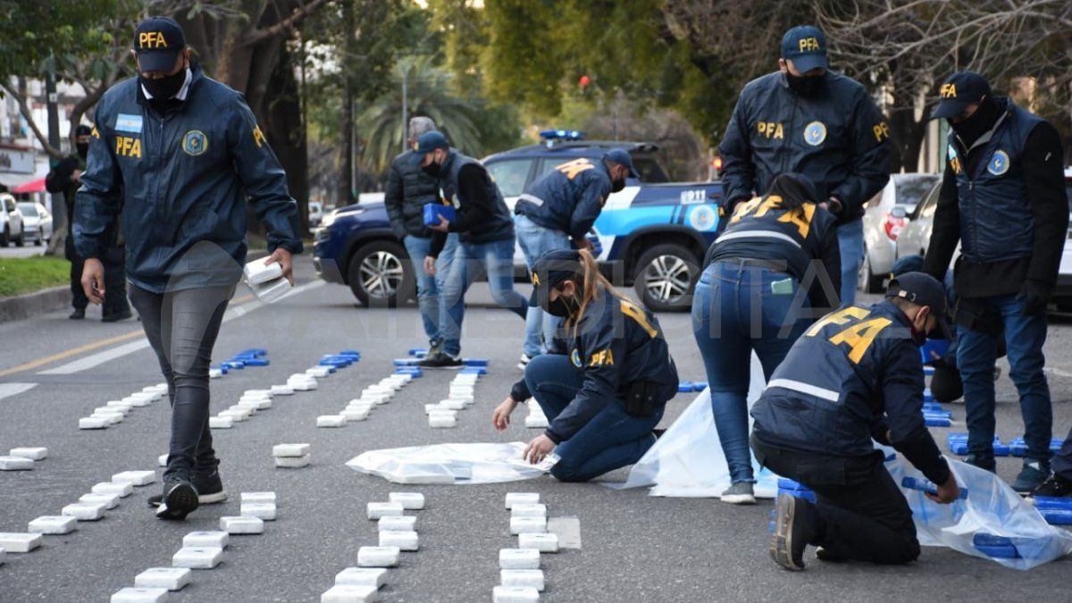 Secuestro. Uno de los últimos procedimientos realizados en Rosario terminó con 400 kilos de cocaína incautados por una causa de la Justicia federal.