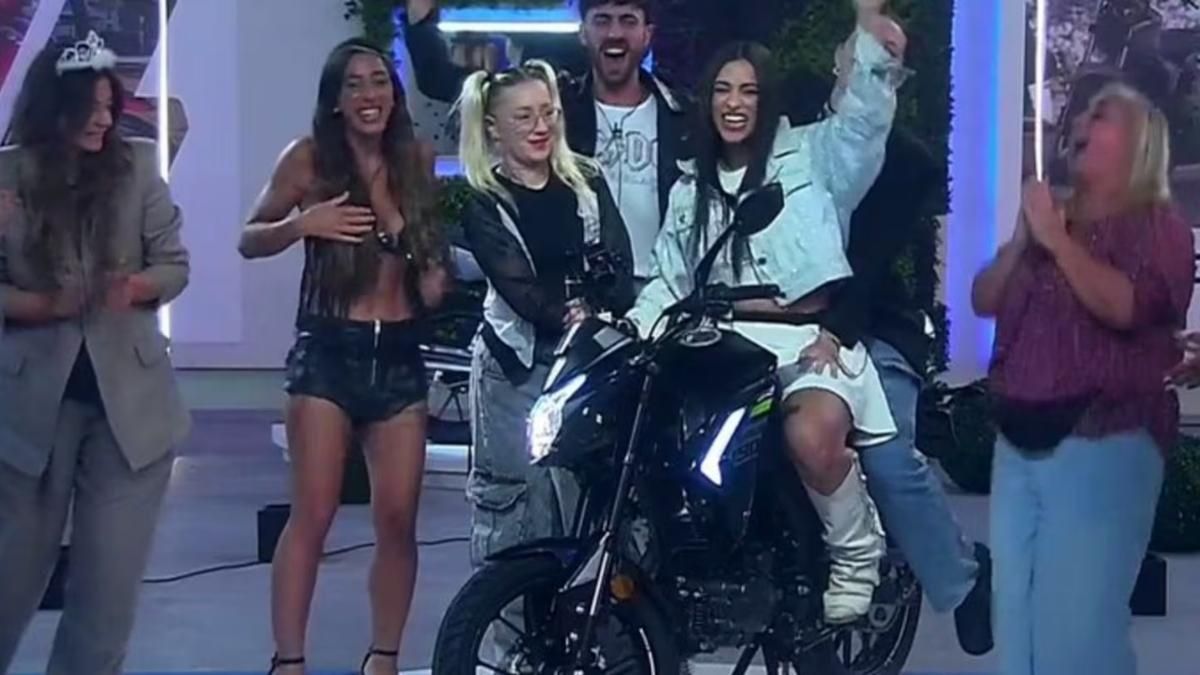 Gabriela ganó la moto y el liderazgo. 