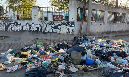 Preocupa la cantidad de basura esparcida a diario en una de las esquinas del Barrio Santa Rosa de Lima