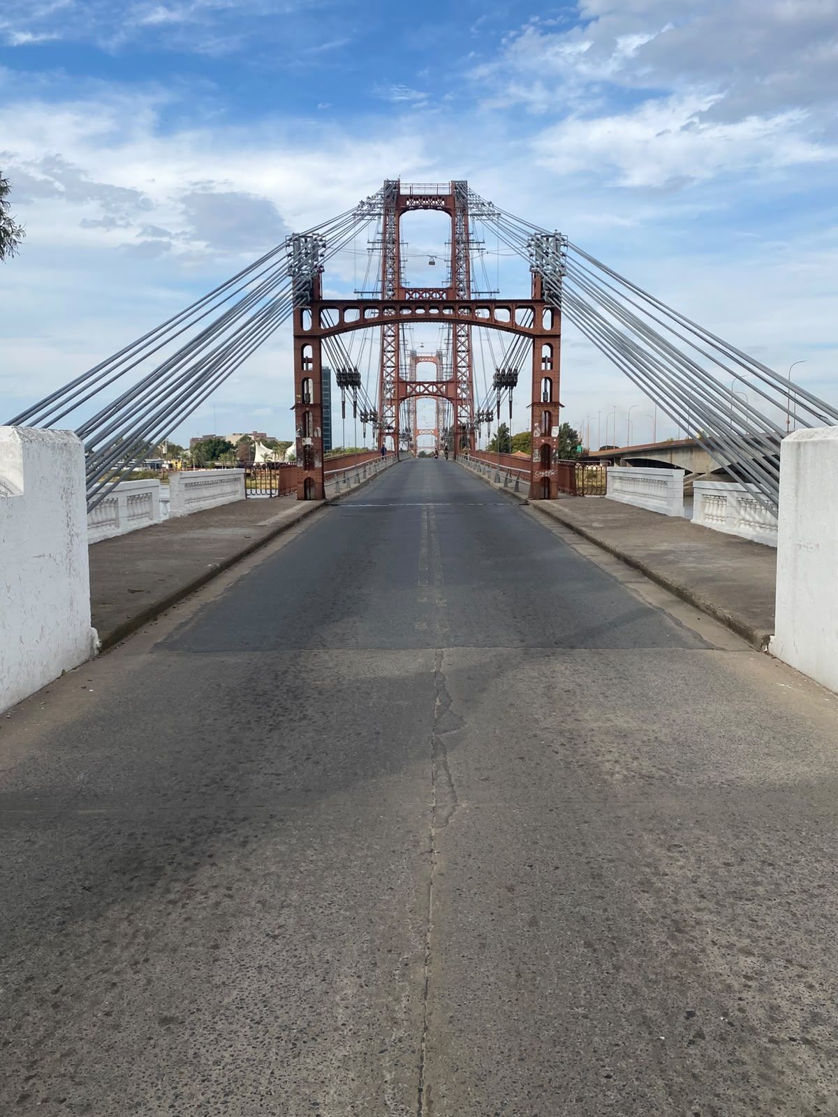 El Puente Colgante, uno de los íconos de Santa Fe, con escasa circulación durante la semifinal entre Argentina e Inglaterra. El Puente Colgante, uno de los íconos de Santa Fe, con escasa circulación durante la semifinal entre Argentina e Inglaterra.