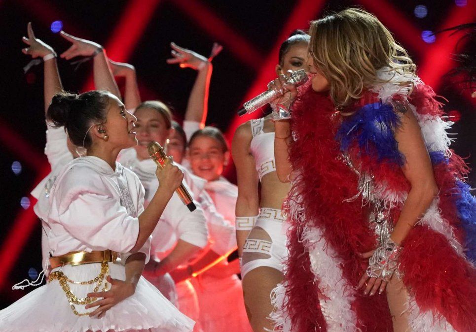 Jennifer Lopez y su hija Emme Muniz durante el show de medio tiempo del Super Bowl, en febrero 2020