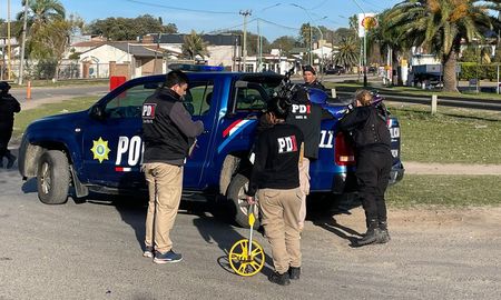 Peritos y policías durante los peritajes en el lugar donde ocurrió el accidente. Peritos y policías durante los peritajes en el lugar donde ocurrió el accidente.