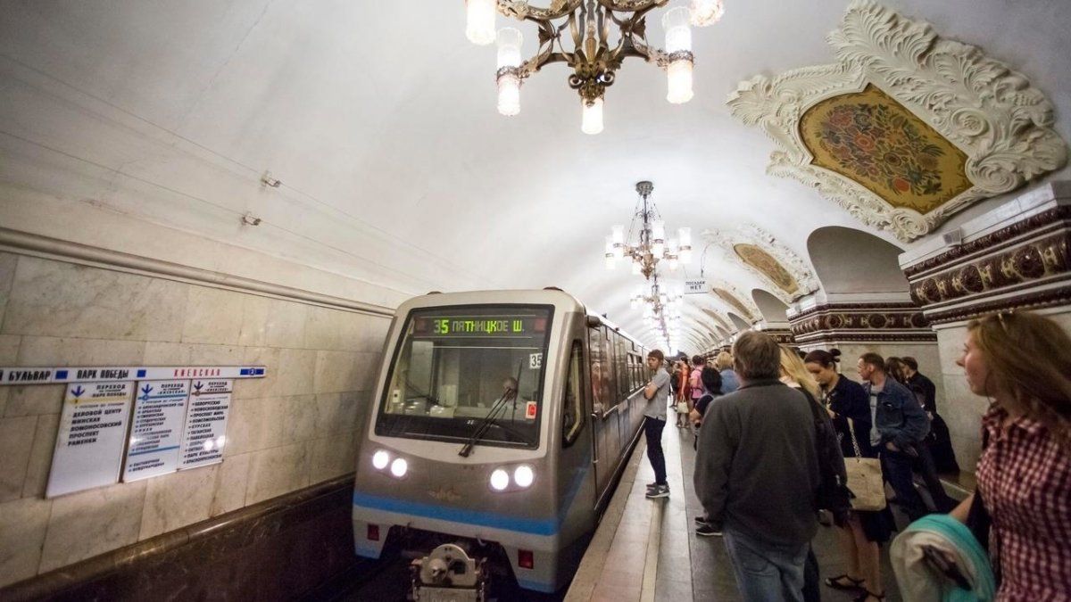 El Metro de Moscú funciona debajo de la tierra.