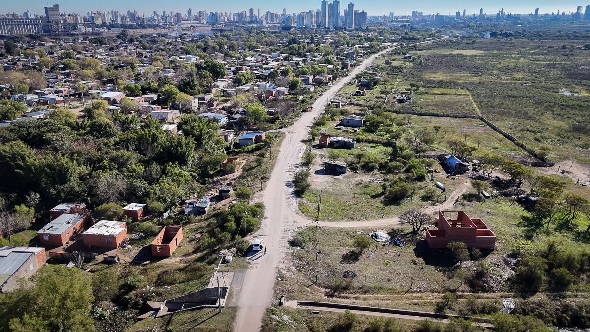 El terraplén del este de Alto Verde refleja las tareas de mantenimiento: la altura y el ancho es uniforme, las estaciones de bombeo están listas para ser utilizadas. Sin embargo, se siguen construyendo viviendas dentro del reservorio y sobre los taludes. El terraplén del este de Alto Verde refleja las tareas de mantenimiento: la altura y el ancho es uniforme, las estaciones de bombeo están listas para ser utilizadas. Sin embargo, se siguen construyendo viviendas dentro del reservorio y sobre los taludes.