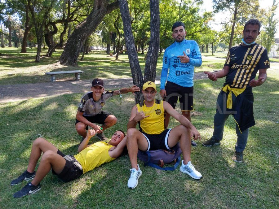 Los hinchas de Peñarol esperan en el Parque Garay de la ciudad de Santa Fe el comienzo del partido contra el Club Atlético Colón. 
