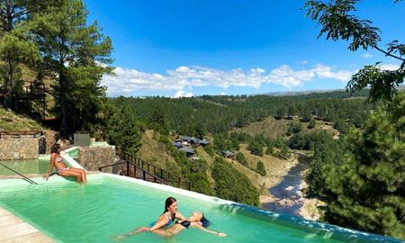 Termas del Sol ofrece 22 piletas climatizadas con vistas directas al Cerro Champaquí y al valle serrano. Termas del Sol ofrece 22 piletas climatizadas con vistas directas al Cerro Champaquí y al valle serrano.