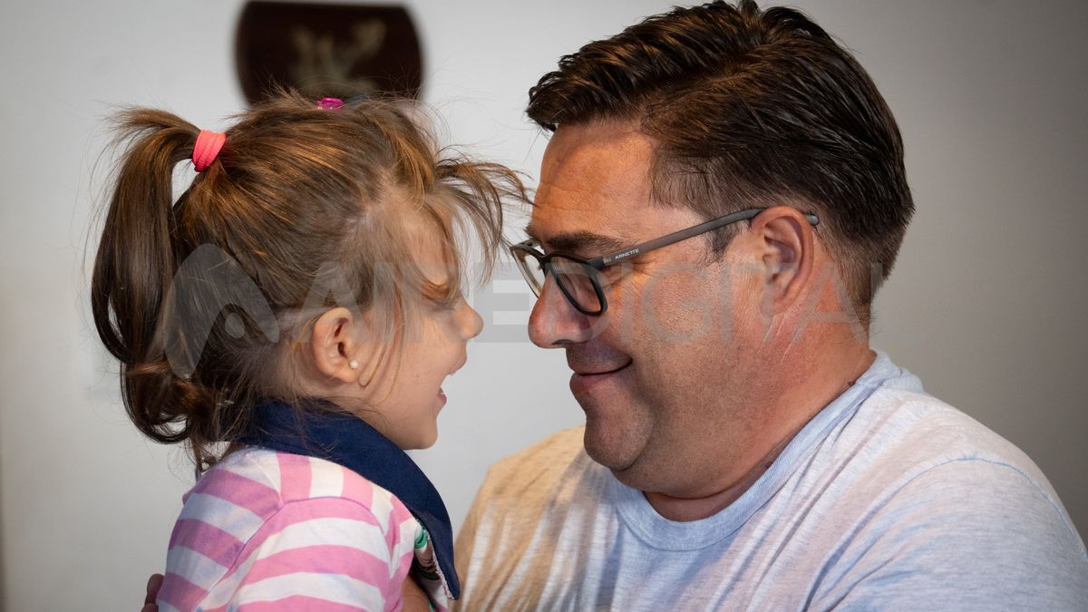 Humberto explica que Valentina se comunica mucho mejor cuando está en familia o en la escuela con tan solo cuatro nenes y dos maestras. Humberto explica que Valentina se comunica mucho mejor cuando está en familia o en la escuela con tan solo cuatro nenes y dos maestras.