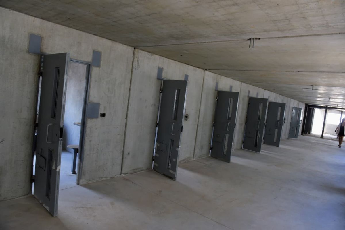 En cada ala habrá 12 celdas individuales de hormigón premoldeado. En cada ala habrá 12 celdas individuales de hormigón premoldeado.