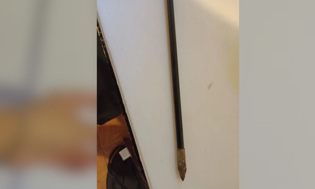 Una vecina de la ciudad neuquina de Plottier aseguró que un hombre le arrojó una flecha a un grupo de niños que jugaban en la vereda de su barrio. Una vecina de la ciudad neuquina de Plottier aseguró que un hombre le arrojó una flecha a un grupo de niños que jugaban en la vereda de su barrio.