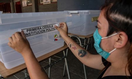 Comenzó a las 8 de este domingo el plebiscito constitucional de Chile, una jornada histórica en la que unos 15 millones de ciudadanos decidirán si quieren iniciar un proceso de reforma de la Constitución del país, que data de la dictadura cívico militar de Augusto Pinochet (1973-1990).