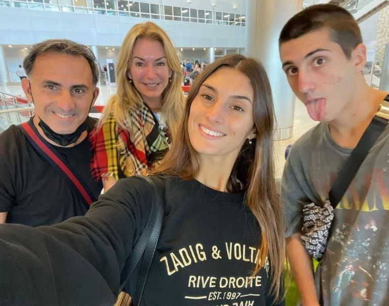 Yanina Latorre junto a sus dos hijos y marido rumbo viajaron a Miami a recibir la vacuna contra el coronavirus.