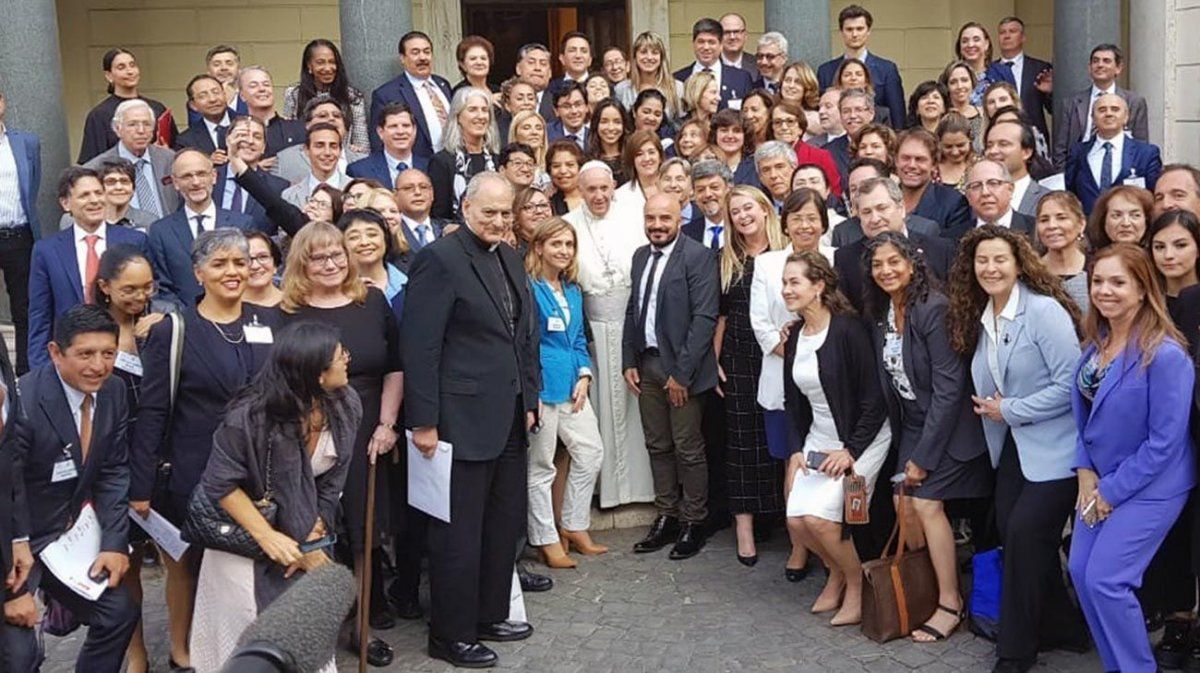 El Papa junto al Comité. 