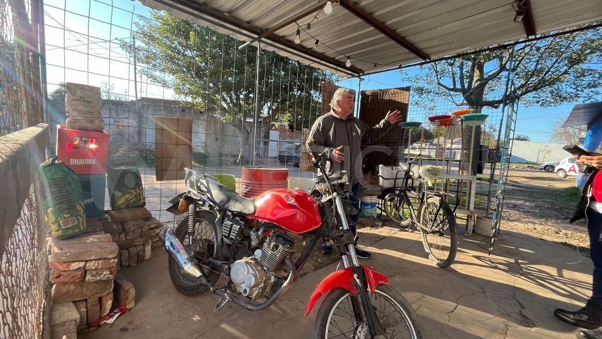 Eduardo, el dueño de la moto destruida por los ladrones de una camioneta que escapaban de la policía. Eduardo, el dueño de la moto destruida por los ladrones de una camioneta que escapaban de la policía.