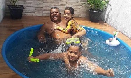 un albanil hizo una pileta perfecta para su familia en un espacio muy pequeno un albanil hizo una pileta perfecta para su familia en un espacio muy pequeno