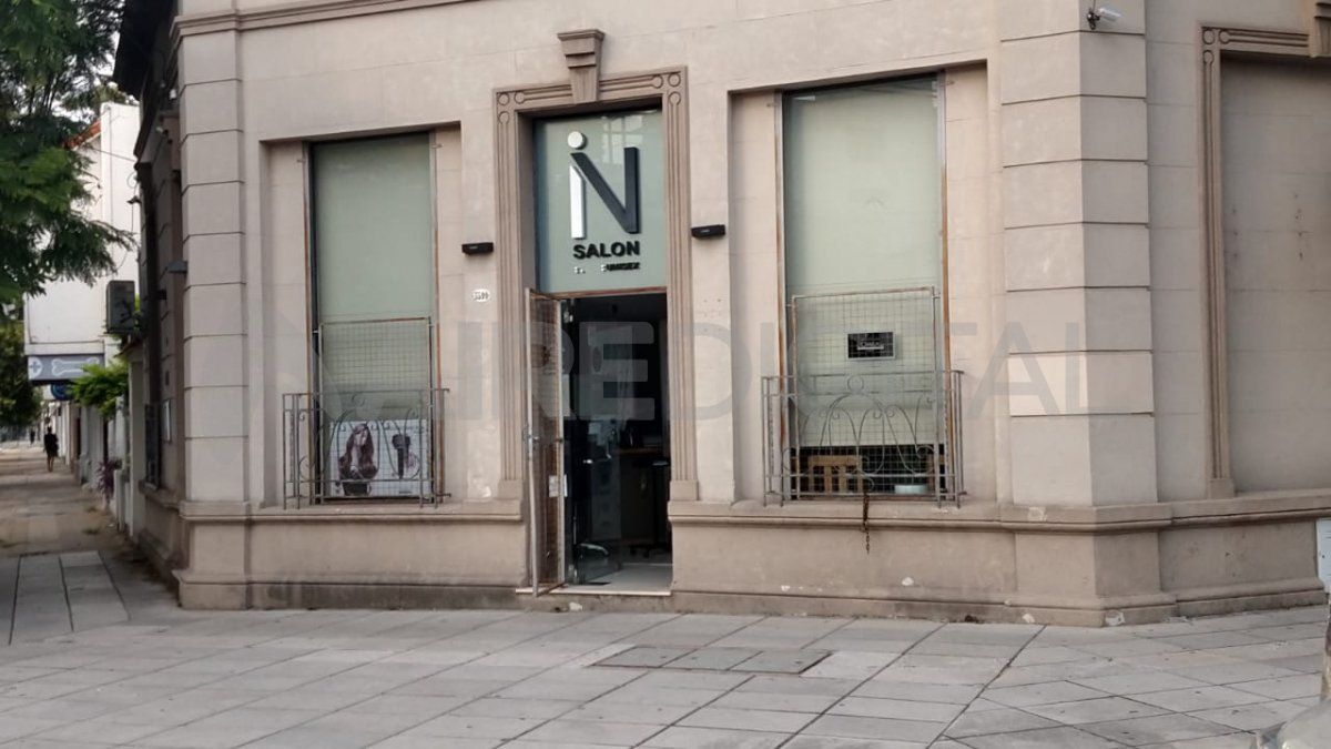 Vandalizaron la puerta de una peluquería en el barrio Mariano Comas