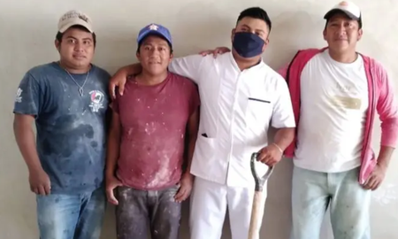 Trabajó como albañil para ser enfermero y emocionó al celebrar su título con sus compañeros de obra. Trabajó como albañil para ser enfermero y emocionó al celebrar su título con sus compañeros de obra.