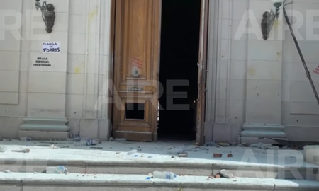 asi quedo la legislatura tras los disturbios: escombros, botellas y carteles rotos asi quedo la legislatura tras los disturbios: escombros, botellas y carteles rotos