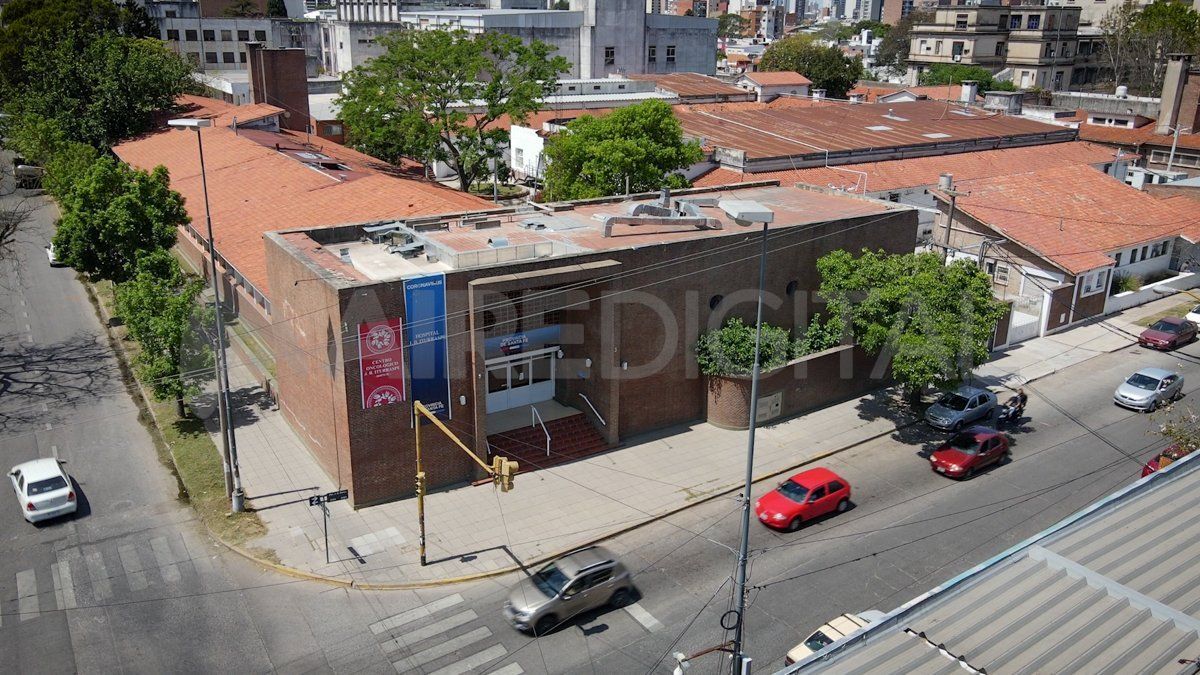 El viejo hospital Iturraspe de Santa Fe está en un punto central de la ciudad, en la intersección de la avenida Perón y bulevar Pellegrini.