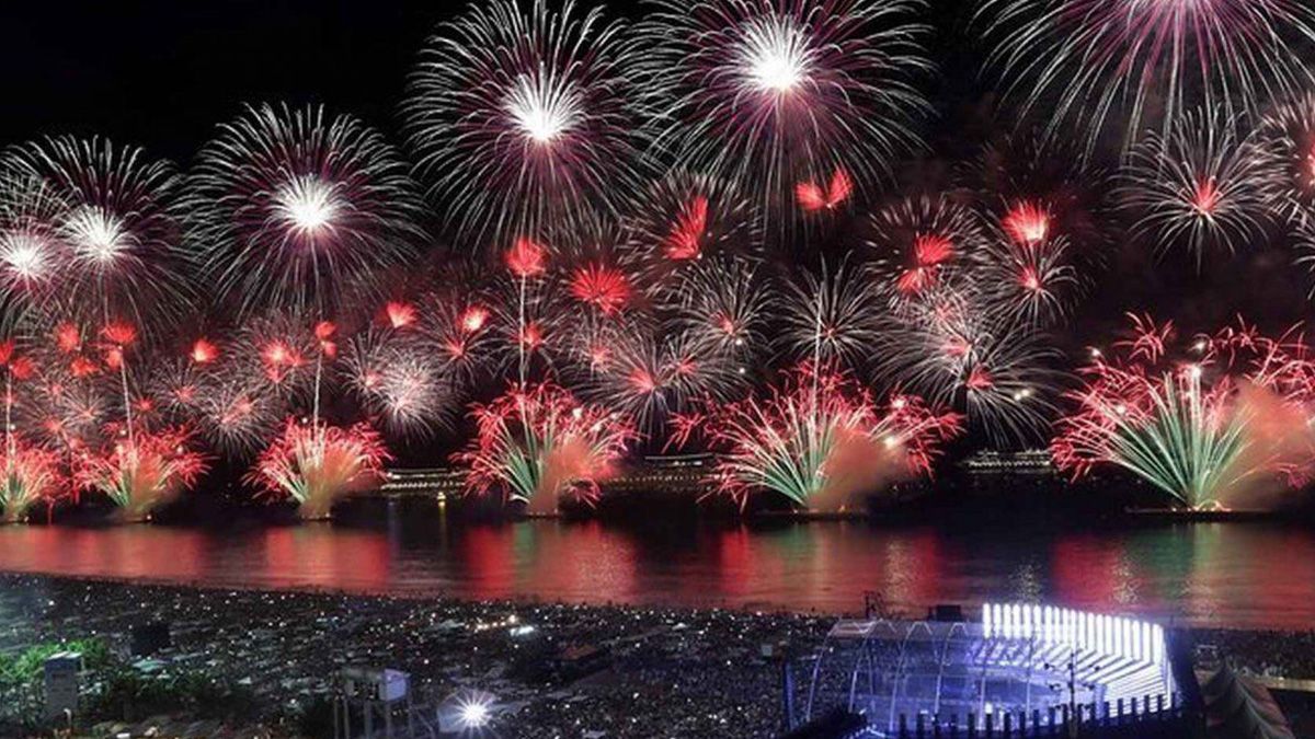 En el corazón de Nueva York, la plaza seca de Times Square, hubo poca gente, al igual que en las playas de Río de Janeiro, donde cientos de miles suelen recibir el año. En los Campos Elíseos de París, la desolación fue aún mayor con la gran avenida casi desierta.
