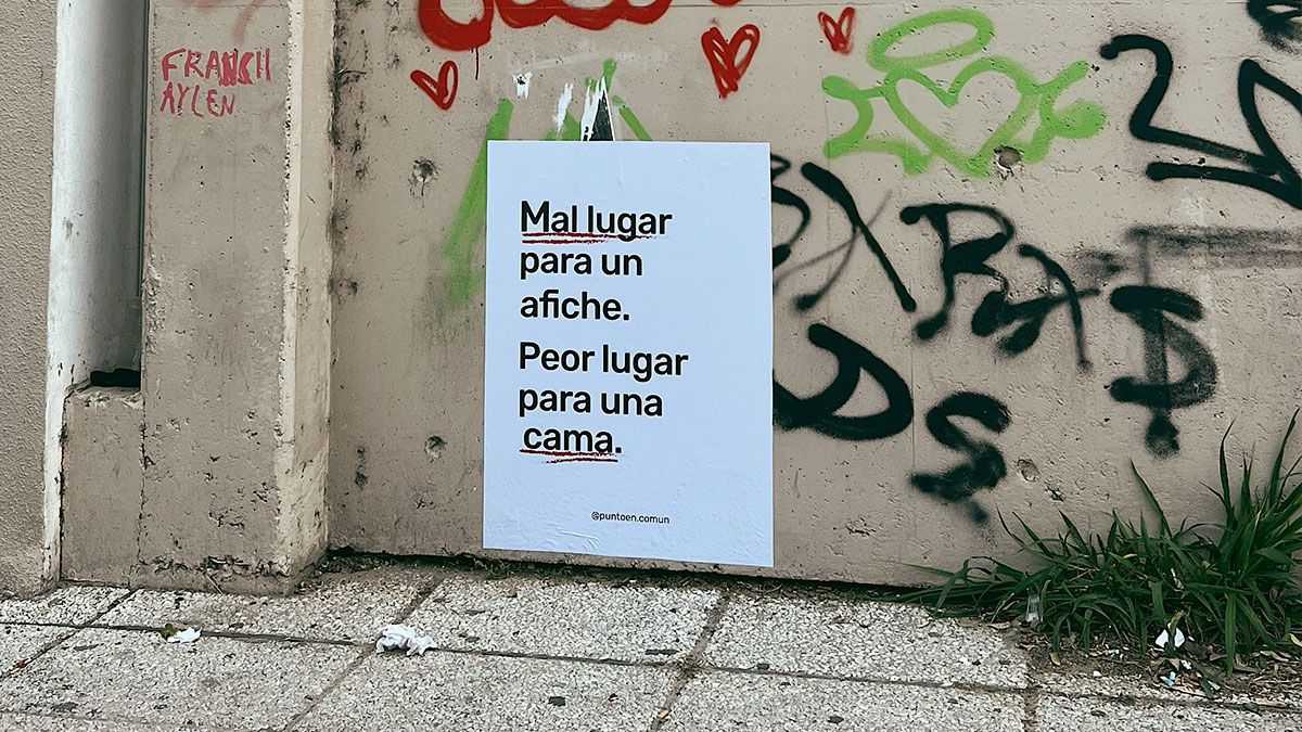 Las frases se pueden leer impresas sobre hojas blancas en distintos puntos de la ciudad. Las frases se pueden leer impresas sobre hojas blancas en distintos puntos de la ciudad.