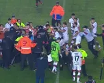 Graves incidentes entre el plantel de Patronato y la Policía luego de la derrota ante Barracas Central. Cuatro jugadores y un integrante del Cuerpo Técnico terminaron detenidos y se encuentran en Buenos Aires esperando declarar para quedar en libertad. Graves incidentes entre el plantel de Patronato y la Policía luego de la derrota ante Barracas Central. Cuatro jugadores y un integrante del Cuerpo Técnico terminaron detenidos y se encuentran en Buenos Aires esperando declarar para quedar en libertad.