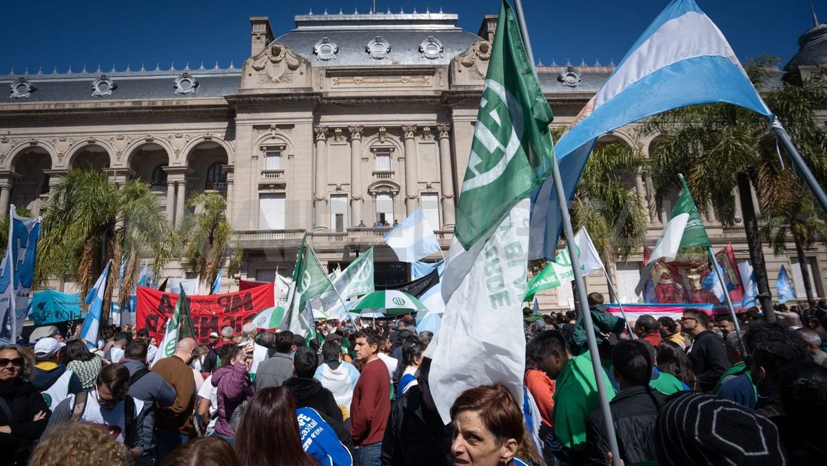 Las fotos de la marcha en defensa de la democracia en Santa Fe