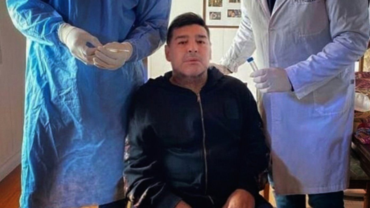 Maradona recibió este miércoles el alta y abandonó la Clínica de Olivos y continuará con su tratamiento por el cuadro de abstinencia en una vivienda de Nordelta.