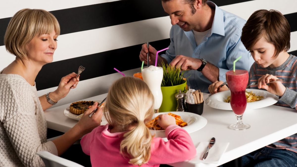 Viral: fue a comer con sus hijos a un restaurante y la echaron