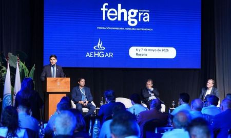 El gobernador de Santa Fe, Maximiliano Pullaro, recibió este miércoles un reconocimiento de la Federación Empresaria Hotelera Gastronómica de la República Argentina (Fehgra) El gobernador de Santa Fe, Maximiliano Pullaro, recibió este miércoles un reconocimiento de la Federación Empresaria Hotelera Gastronómica de la República Argentina (Fehgra)