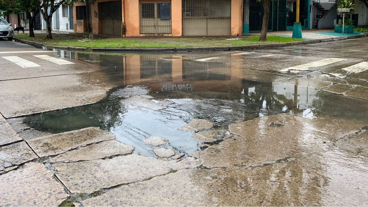 Los desbordes de líquidos cloacales afectan la zona de Tucumán y Juan Díaz de Solís desde hace 10 días.