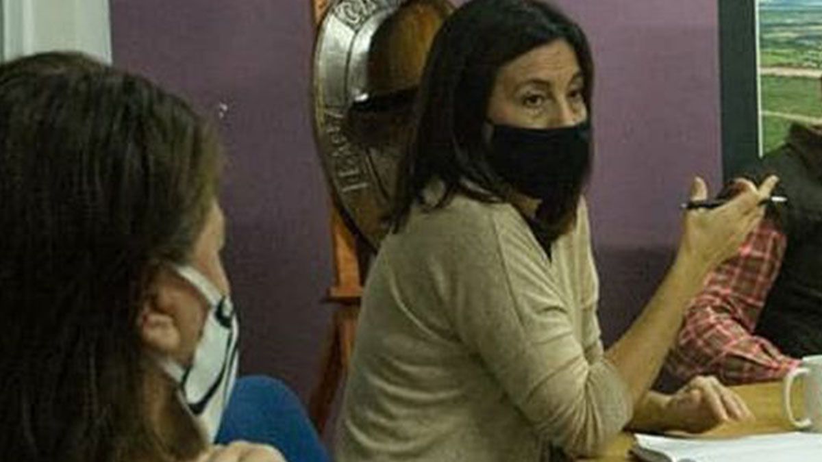 La presidenta comunal de Cayastá Verónica Devia manifestó la conmoción que hay en la localidad y advirtió que el femicida estuvo preso hace poco más de 10 días por violar la medida de distancia hacia su expareja