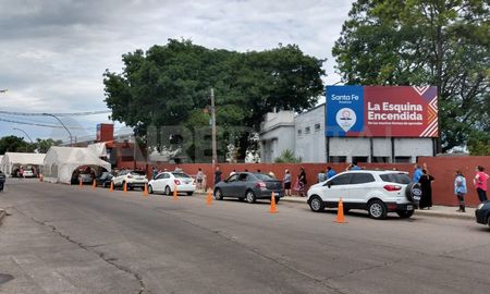 Por la falta de personal y alta asistencia de personas, se generaron demoras en la Esquina Encendida de la ciudad de Santa Fe. Por la falta de personal y alta asistencia de personas, se generaron demoras en la Esquina Encendida de la ciudad de Santa Fe.