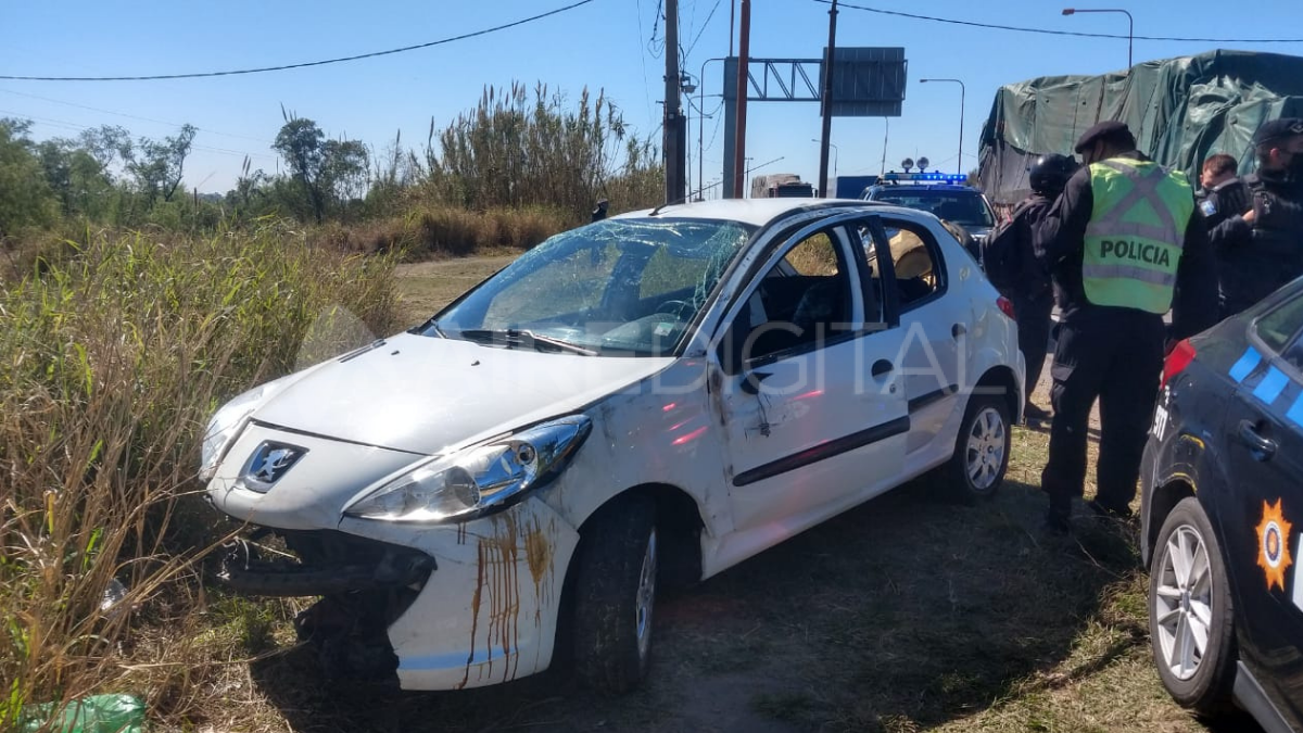 Tres personas&nbsp;debieron ser trasladadas los&nbsp;hospitales&nbsp;de&nbsp;Santa Fe&nbsp;luego del&nbsp;vuelco&nbsp;de un vehículo que se produjo en la mañana de este domingo en la&nbsp;ruta 168.