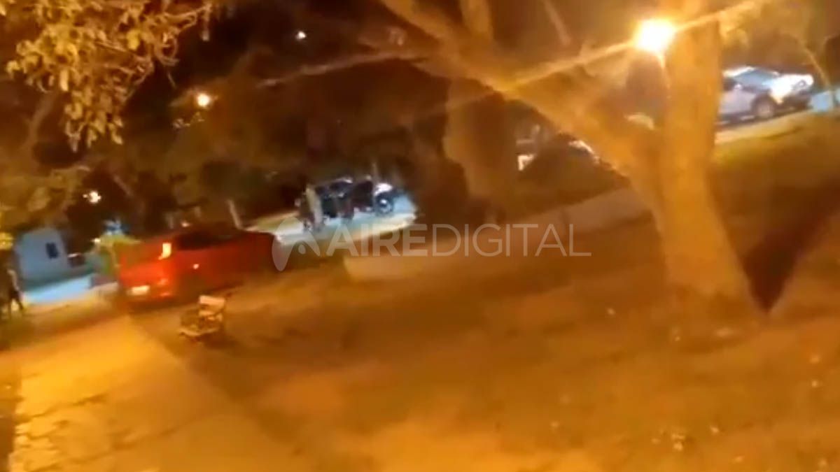 Subió con su auto a la plaza de Sauce Viejo, chocó canteros y atemorizó a los vecinos