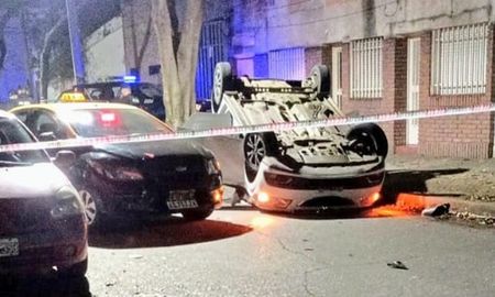 El auto quedó tumbado, con las ruedas para arriba, luego de los disparos y de chocar con un taxi, que permanecía también en la escena del crimen. El auto quedó tumbado, con las ruedas para arriba, luego de los disparos y de chocar con un taxi, que permanecía también en la escena del crimen.
