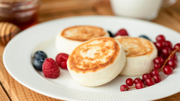 Sýrniki: tortitas de queso fresco, suaves por dentro y doradas por fuera, perfectas para un desayuno o merienda.