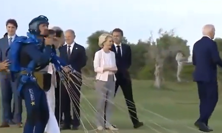Joe Biden se mostró desorientado en un evento protocolar y tuvo que ser rescatado. Joe Biden se mostró desorientado en un evento protocolar y tuvo que ser rescatado.