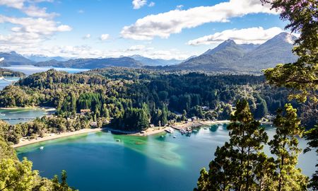 Villa La Angostura es comparada por muchos destinos del mundo por sus paisajes imponentes. Villa La Angostura es comparada por muchos destinos del mundo por sus paisajes imponentes.