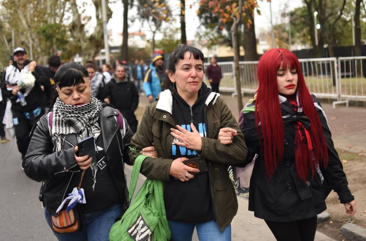 El dolor del pueblo ricotero, la imagen más repetida en el domingo gris de Avellaneda.