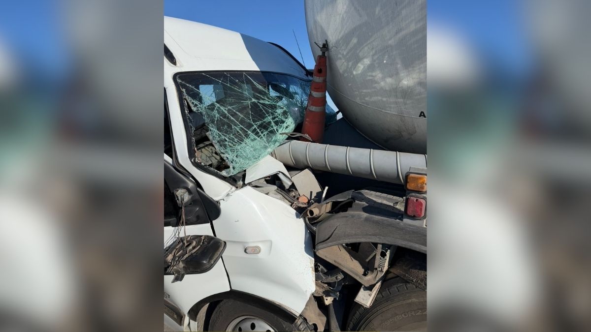 Según las primeras informaciones, el camión se encontraba detenido a un costado de la calzada cuando recibió el impacto del vehículo de menor porte. Según las primeras informaciones, el camión se encontraba detenido a un costado de la calzada cuando recibió el impacto del vehículo de menor porte.