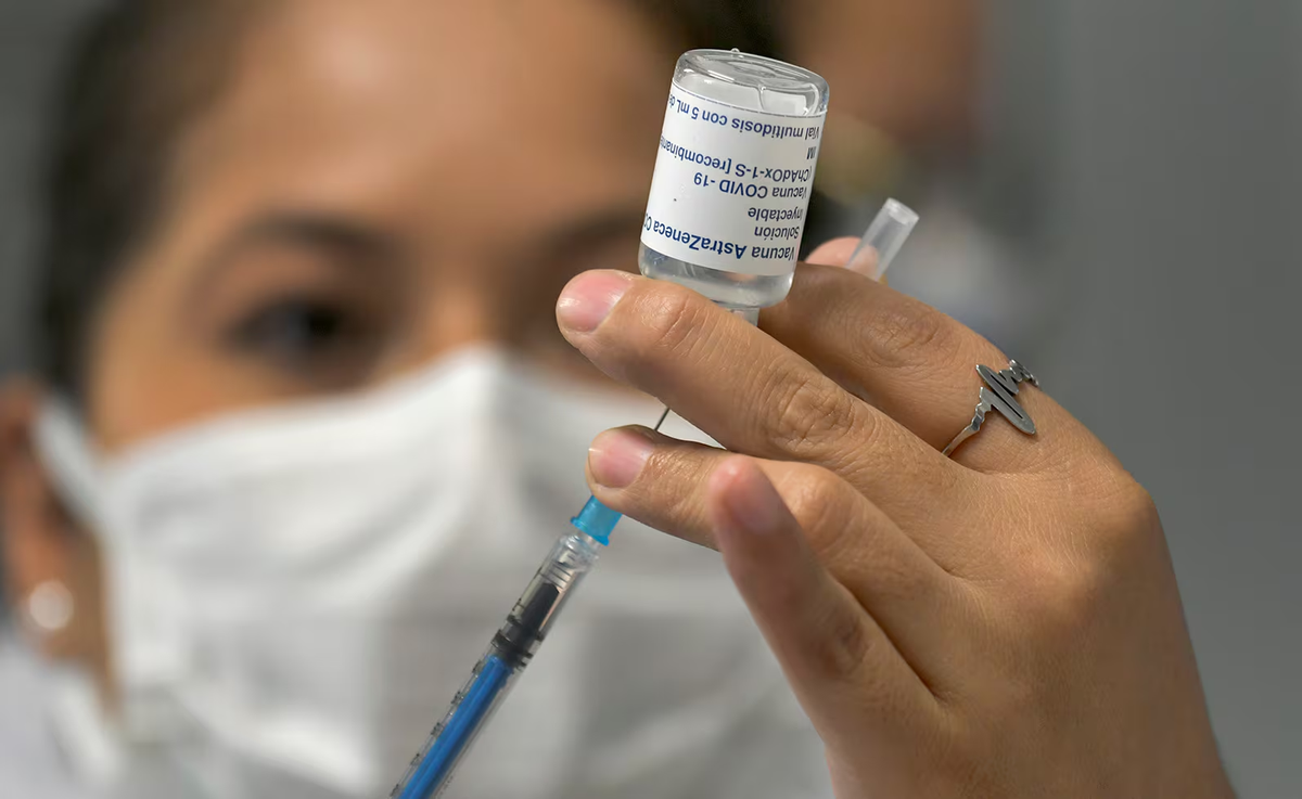 El laboratorio AstraZeneca admitió que sus vacunas contra el Covid-19 causaron, en algunos casos, efectos secundarios extraños. El laboratorio AstraZeneca admitió que sus vacunas contra el Covid-19 causaron, en algunos casos, efectos secundarios extraños.