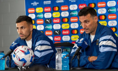 Lionel Scaloni junto a Leandro Paredes en la conferencia de prensa previo al debut de Argentina en la Copa América Lionel Scaloni junto a Leandro Paredes en la conferencia de prensa previo al debut de Argentina en la Copa América