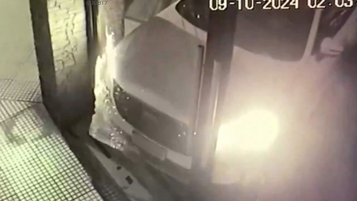 El ladrón chocó varias veces contra una puerta de vidrio y robó una camioneta en Buenos Aires.