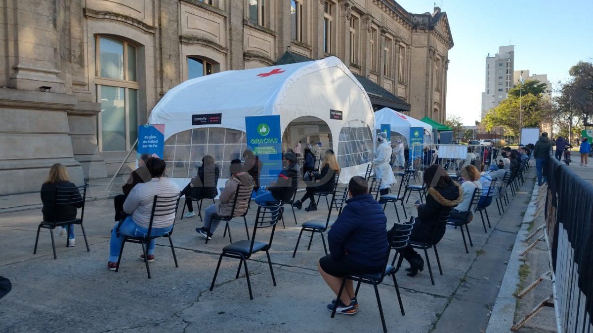 Este lunes se realizan testeos de covid en cuatro puntos fijos de la ciudad y con el camión sanitario del Plan Detectar Federal en el barrio Pompeya.
