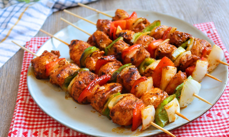 Brochets de pollo y verduras: la receta fácil y económica para disfrutar en familia Brochets de pollo y verduras: la receta fácil y económica para disfrutar en familia