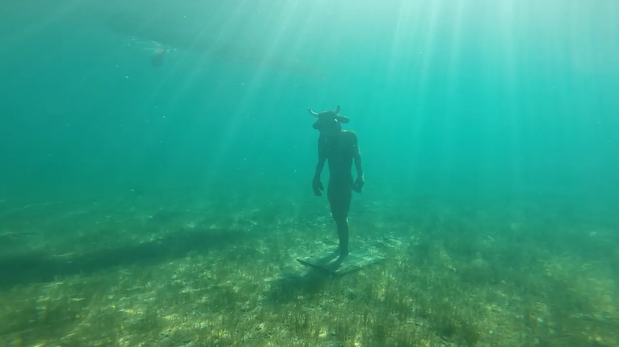 Misterio en Neuquén por la aparición de un minotauro sumergido en un lago