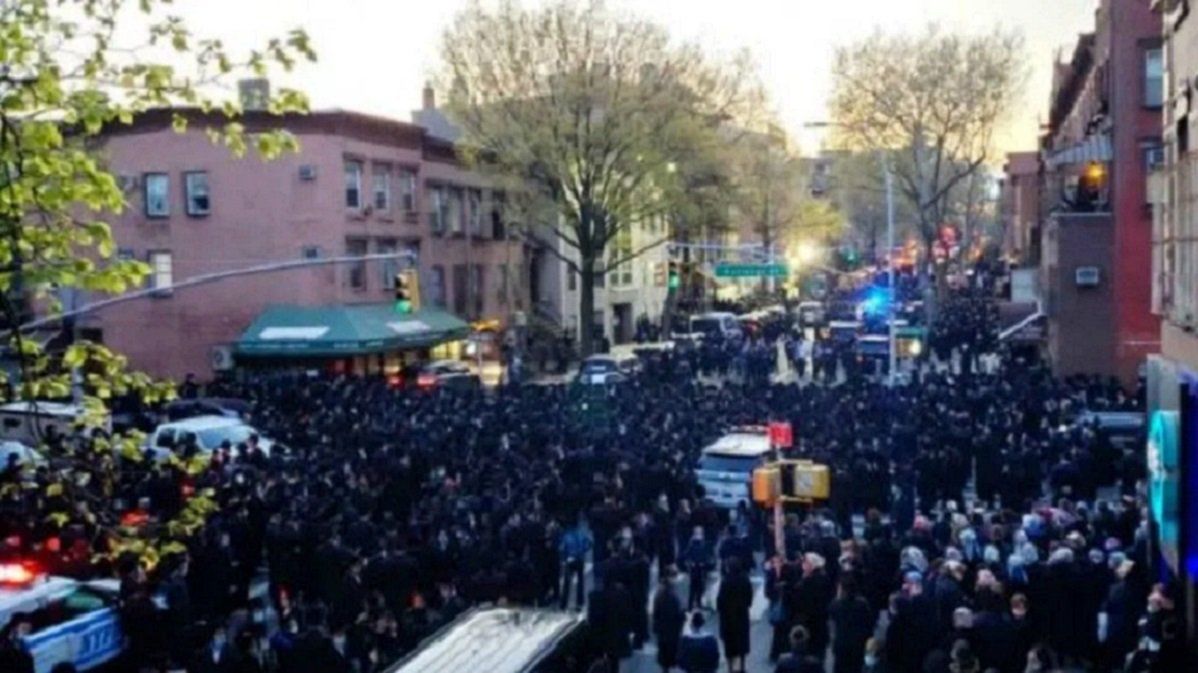 Un multitudinario funeral judío ortodoxo despidió a un rabino con coronavirus y rompió la cuarentena